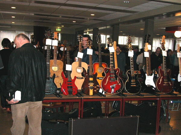 mmmvintageguitarshow01.jpg